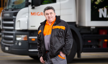 Logistikmitarbeiter vor Lastwagen Thumbnail